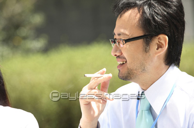 タバコを吸うビジネスマン ストックフォトの定額制ペイレスイメージズ