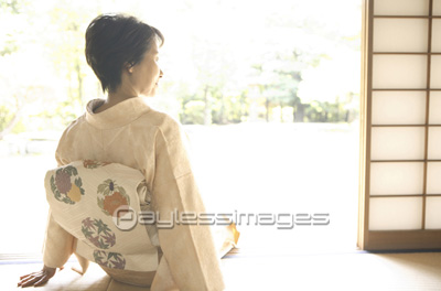 縁側に座る和服の女性の後ろ姿 商用利用可能な写真素材 イラスト素材ならストックフォトの定額制ペイレスイメージズ