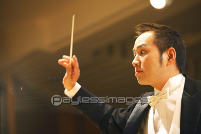 男性指揮者の後姿 商用利用可能な写真素材 イラスト素材ならストックフォトの定額制ペイレスイメージズ