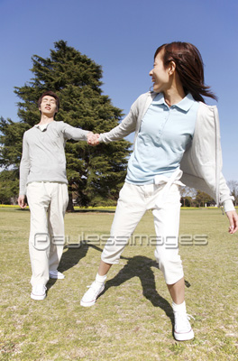 手を繋ぐカップル 商用利用可能な写真素材 イラスト素材ならストックフォトの定額制ペイレスイメージズ