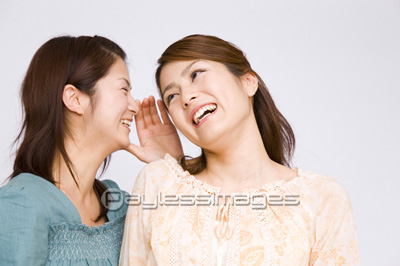 耳打ちの写真 イラスト素材 写真素材 ストックフォトの定額制ペイレスイメージズ