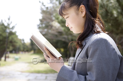 本を読む女子高生 商用利用可能な写真素材 イラスト素材ならストックフォトの定額制ペイレスイメージズ