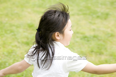 野原を走る女の子 商用利用可能な写真素材 イラスト素材ならストックフォトの定額制ペイレスイメージズ