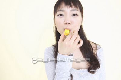 笛を吹く女性 - 商用利用可能な写真素材・イラスト素材ならストック