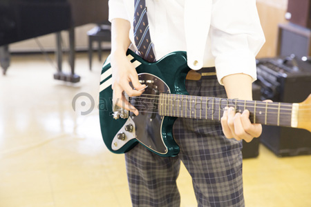 エレキギターを弾く男子高校生 商用利用可能な写真素材 イラスト素材ならストックフォトの定額制ペイレスイメージズ