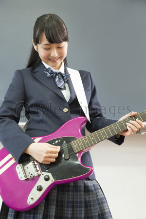ギターを弾く女子高校生 商用利用可能な写真素材 イラスト素材ならストックフォトの定額制ペイレスイメージズ