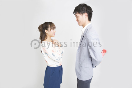 プレゼントを贈る男性 商用利用可能な写真素材 イラスト素材ならストックフォトの定額制ペイレスイメージズ