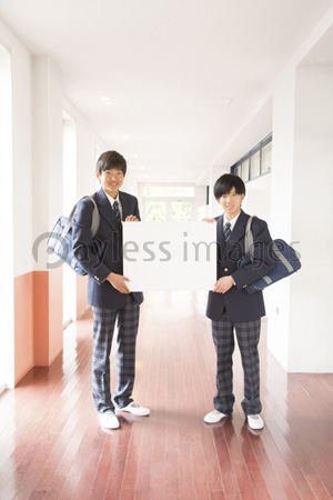 メッセージボードを持つ男子学生 ストックフォトの定額制ペイレスイメージズ