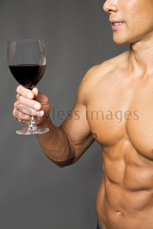 ワイングラスを持つ男性 ストックフォトの定額制ペイレスイメージズ