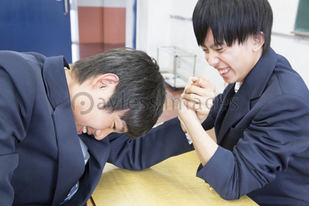 休み時間に遊ぶ男子高校生 商用利用可能な写真素材 イラスト素材ならストックフォトの定額制ペイレスイメージズ