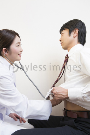 診察をする女性医師 ストックフォトの定額制ペイレスイメージズ