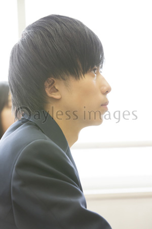 男子高校生の横顔 商用利用可能な写真素材 イラスト素材ならストックフォトの定額制ペイレスイメージズ