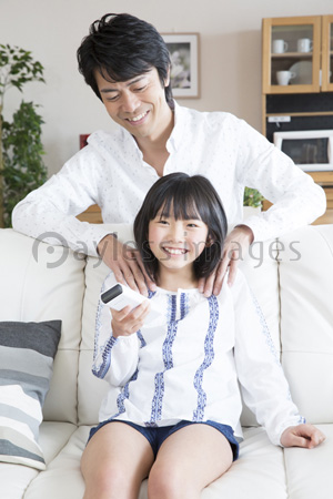 肩もみの写真 イラスト素材 写真素材 ストックフォトの定額制ペイレスイメージズ