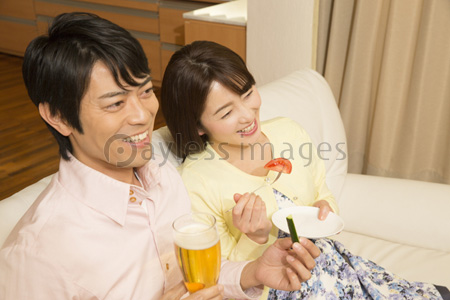 晩酌をする夫婦 ストックフォトの定額制ペイレスイメージズ