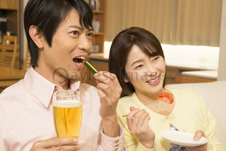 晩酌をする夫婦 ストックフォトの定額制ペイレスイメージズ