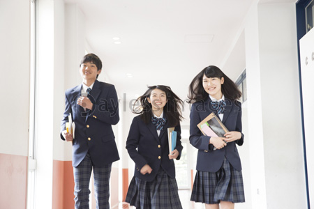 走る女子学生 商用利用可能な写真素材 イラスト素材ならストックフォトの定額制ペイレスイメージズ