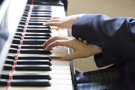 ピアノ弾く貴婦人　磁器 西洋陶器人形 ピアノを弾く貴婦人 - メルカリ