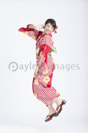 ジャンプをする浴衣姿の女性 商用利用可能な写真素材 イラスト素材ならストックフォトの定額制ペイレスイメージズ