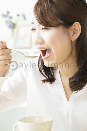 スープを飲む女性 商用利用可能な写真素材 イラスト素材ならストックフォトの定額制ペイレスイメージズ