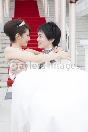 新婦をお姫様抱っこをする新郎 商用利用可能な写真素材 イラスト素材ならストックフォトの定額制ペイレスイメージズ 新婦をお姫様抱っこをする新郎 商用利用可能な写真素材 イラスト素材ならストックフォトの定額制ペイレスイメージズ