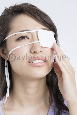 眼帯をした女性 商用利用可能な写真素材 イラスト素材ならストックフォトの定額制ペイレスイメージズ