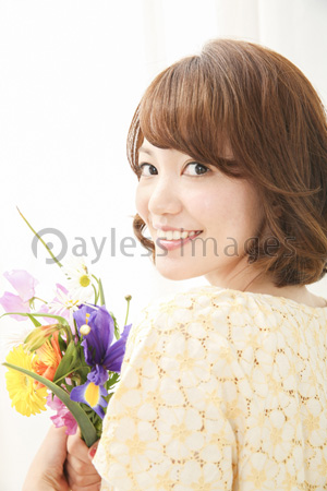 花を持つ女性 商用利用可能な写真素材 イラスト素材ならストックフォトの定額制ペイレスイメージズ