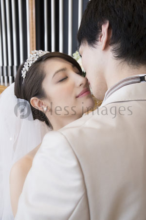 誓いのキスをする新郎新婦 商用利用可能な写真素材 イラスト素材ならストックフォトの定額制ペイレスイメージズ