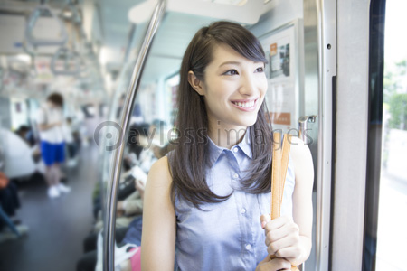 電車に乗る女性 商用利用可能な写真素材 イラスト素材ならストックフォトの定額制ペイレスイメージズ