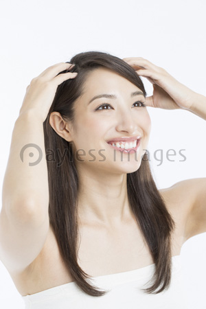 頭皮マッサージをする女性 ストックフォトの定額制ペイレスイメージズ