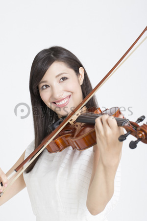 バイオリンを弾く女性の後ろ姿 - 商用利用可能な写真素材・イラスト
