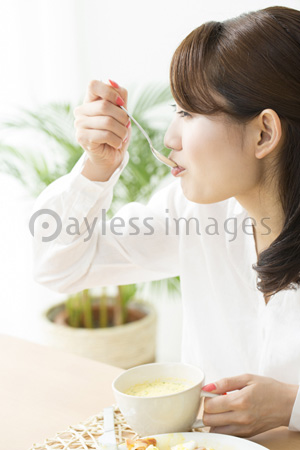 スープを飲む女性 商用利用可能な写真素材 イラスト素材ならストックフォトの定額制ペイレスイメージズ