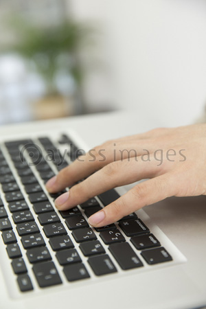 キーボードを打つ手元 ストックフォトの定額制ペイレスイメージズ キーボードを打つ手元 ストックフォトの定額制ペイレスイメージズ