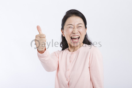 グッドサインするミドル女性 商用利用可能な写真素材 イラスト素材ならストックフォトの定額制ペイレスイメージズ