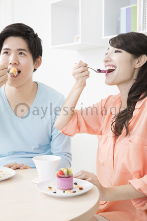 ケーキを食べるカップル ストックフォトの定額制ペイレスイメージズ