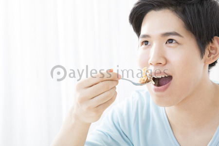 ケーキを食べる男性 商用利用可能な写真素材 イラスト素材ならストックフォトの定額制ペイレスイメージズ