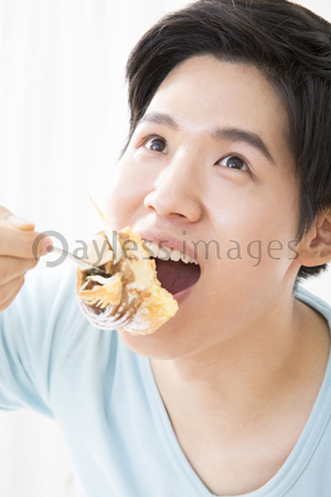 ケーキを食べる男性 ストックフォトの定額制ペイレスイメージズ