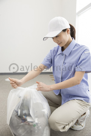 ゴミを回収する清掃員 商用利用可能な写真素材 イラスト素材ならストックフォトの定額制ペイレスイメージズ