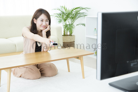 テレビを見る女性 - 商用利用可能な写真素材・イラスト素材ならストックフォトの定額制ペイレスイメージズ
