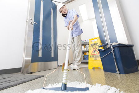 床掃除する女性清掃員 ストックフォトの定額制ペイレスイメージズ