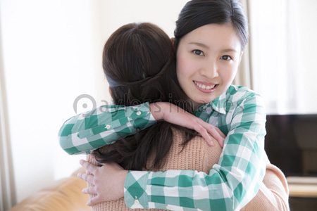 抱き合う親子 商用利用可能な写真素材 イラスト素材ならストックフォトの定額制ペイレスイメージズ