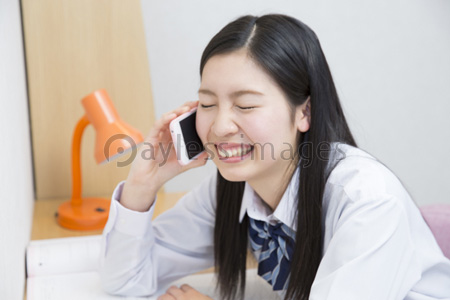 電話する女子高校生 商用利用可能な写真素材 イラスト素材ならストックフォトの定額制ペイレスイメージズ 電話する女子高校生 商用利用可能な写真素材 イラスト素材ならストックフォトの定額制ペイレスイメージズ
