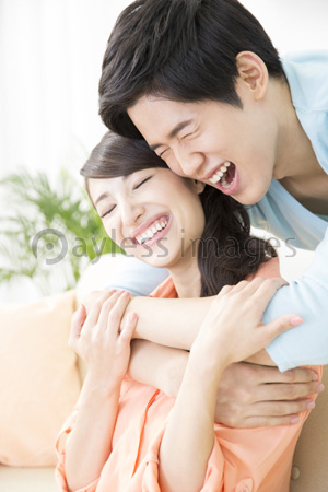 後ろから抱きしめるカップル 商用利用可能な写真素材 イラスト素材ならストックフォトの定額制ペイレスイメージズ