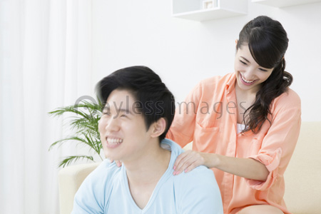 肩もみをする彼女 ストックフォトの定額制ペイレスイメージズ