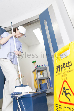掃除をする女性清掃員 ストックフォトの定額制ペイレスイメージズ