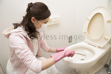 トイレ掃除をする女性 ストックフォトの定額制ペイレスイメージズ