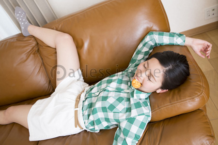 ソファで寛ぐ女性 商用利用可能な写真素材 イラスト素材ならストックフォトの定額制ペイレスイメージズ