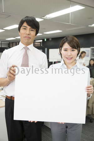 メッセージボードを持つ会社員 ストックフォトの定額制ペイレスイメージズ