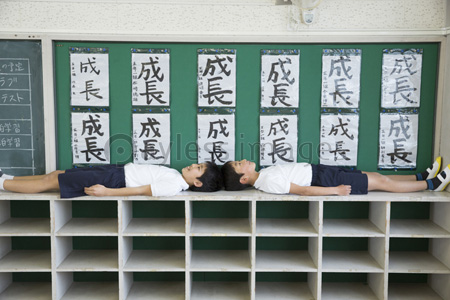 ロッカーに寝転ぶ小学生 商用利用可能な写真素材 イラスト素材ならストックフォトの定額制ペイレスイメージズ ロッカーに寝転ぶ小学生 商用利用可能な写真素材 イラスト素材ならストックフォトの定額制ペイレスイメージズ