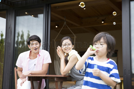 家族団欒 ストックフォトの定額制ペイレスイメージズ