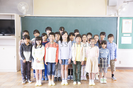 小学生の集合写真 商用利用可能な写真素材 イラスト素材ならストックフォトの定額制ペイレスイメージズ